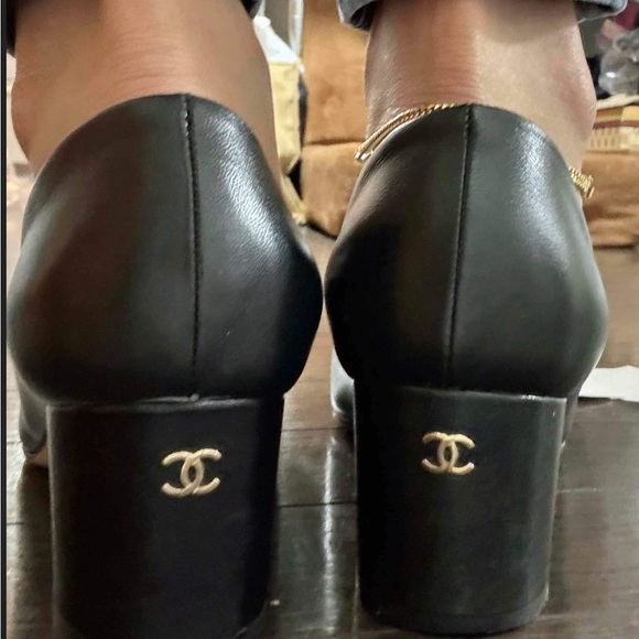 Chanel Leather Pumps Open Toe.Interlocking CC logo and gold chain link accent. - Picture 17 of 17